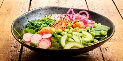 Maaltijdsalade-bowl met zalm en edamame boontjes