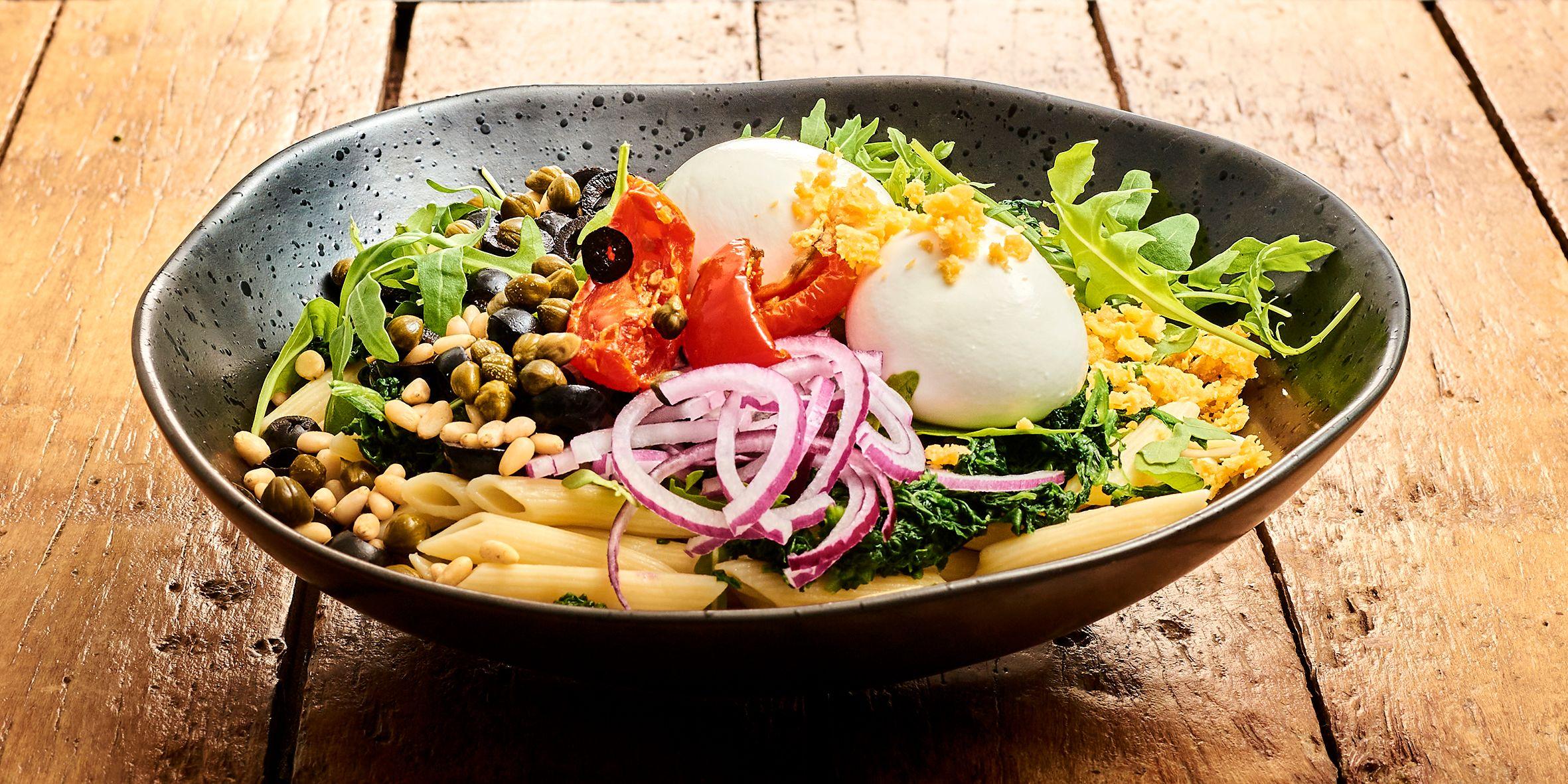 Maaltijdsalade-bowl met burrata kaas