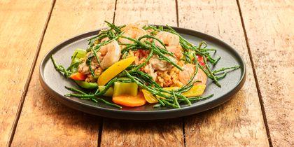 Spaanse paella met kip, groenten en vis