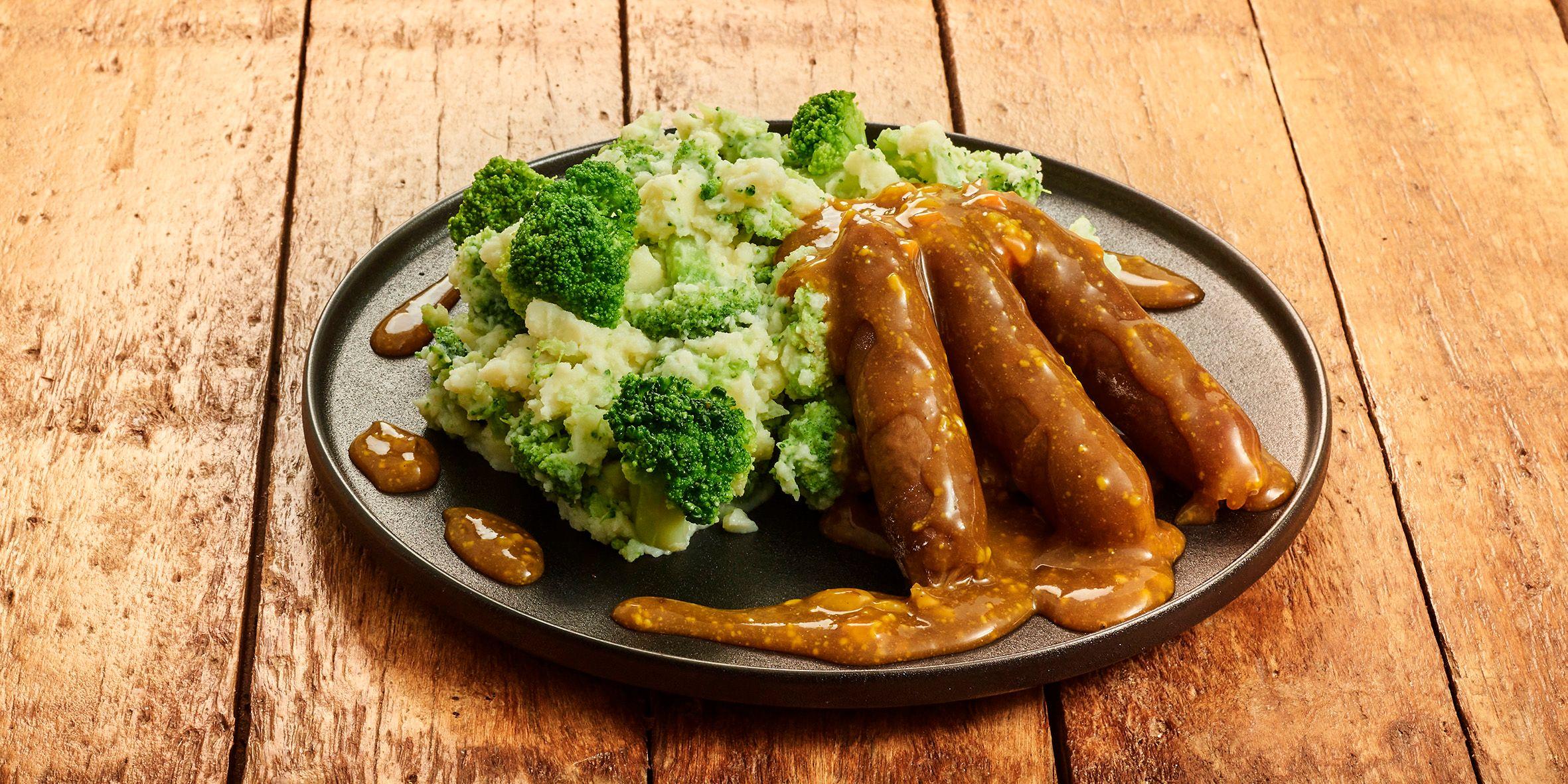 Broccolistamppot met chipolata en piccalillyjus