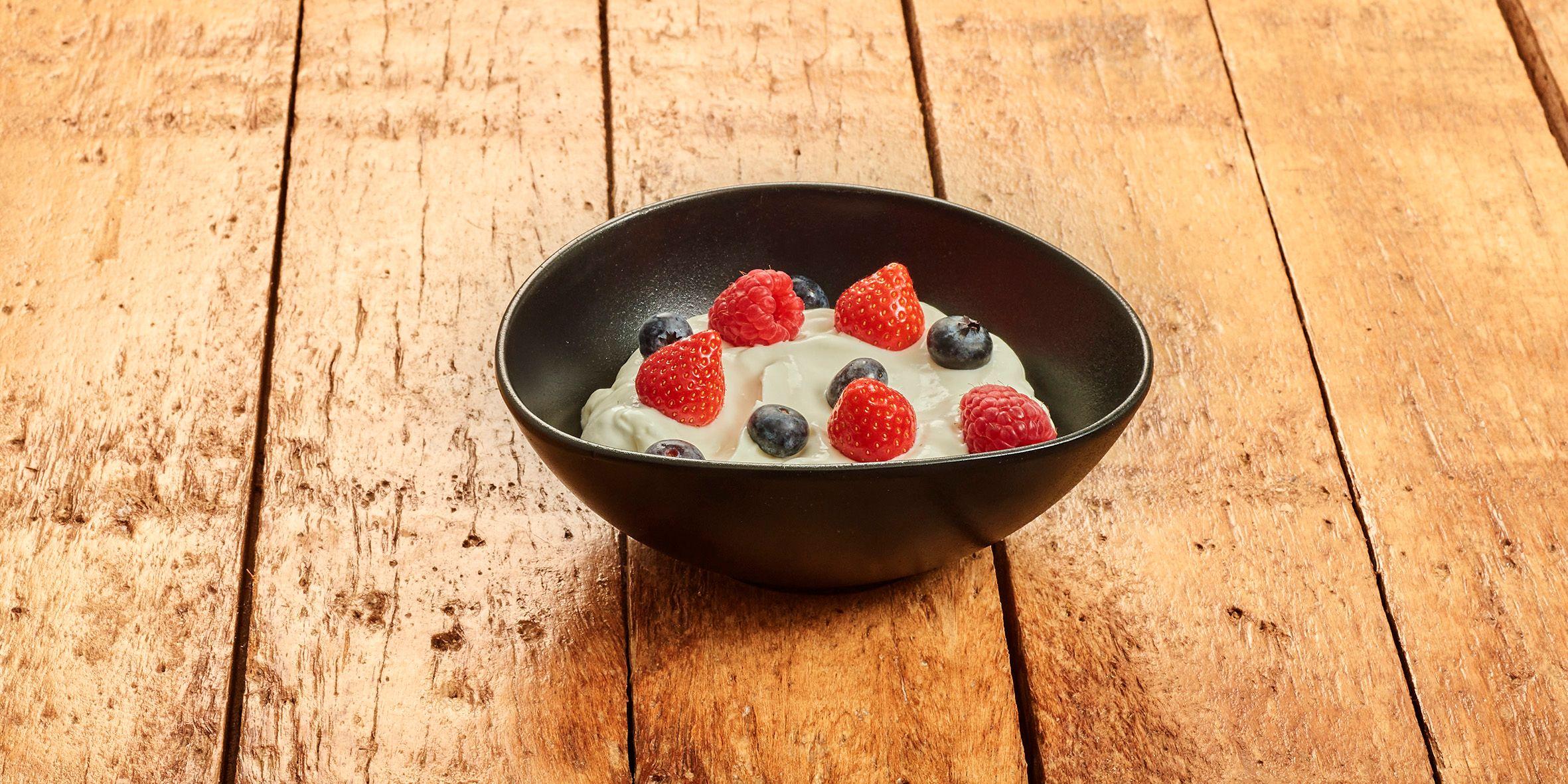 Luchtige yoghurt roodfruitmix
