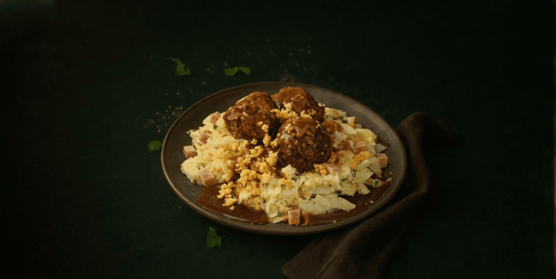 Stamppot witlof met ham, kaas en een gehaktbal
