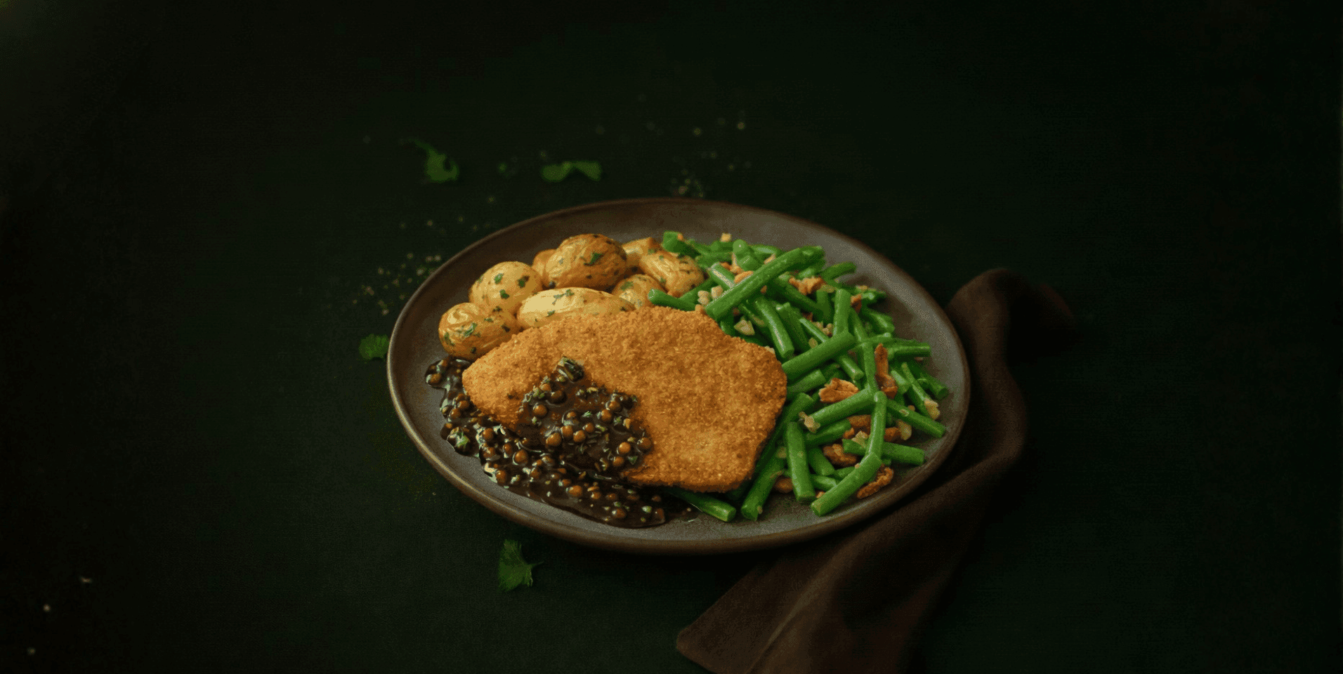 Vegetarische schnitzel met pepersaus, boontjes en krieltjes
