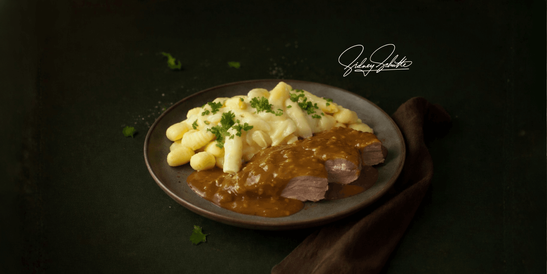 Lamsnek met gnocchi en witte asperges in verveinesaus