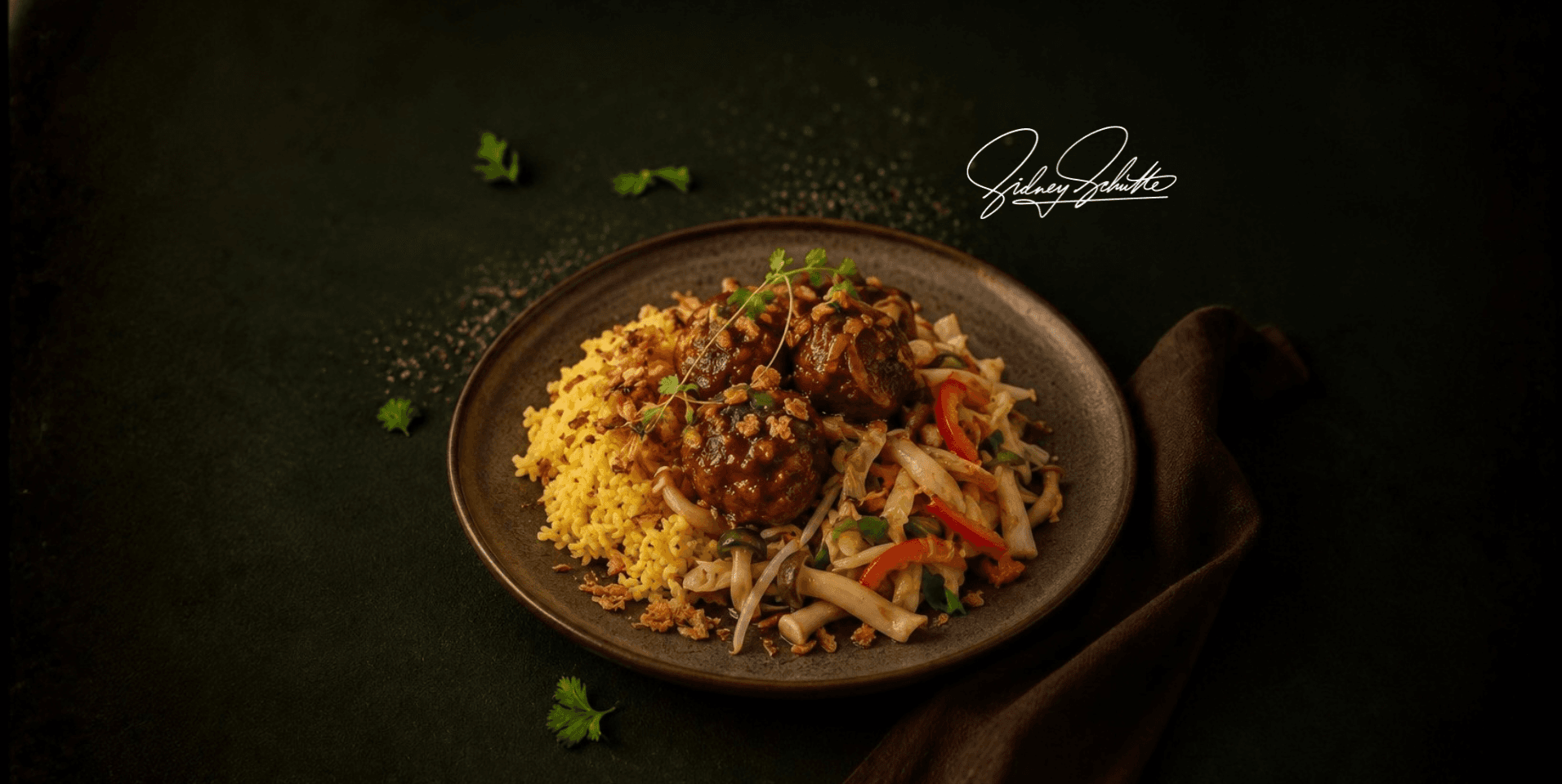 Gehaktballen in Aziatische saus met gewokte groenten en nasi kuning