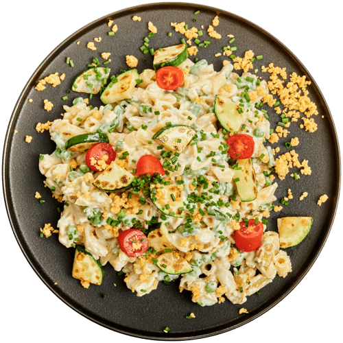 Groentepasta met groene groenten in roomsaus