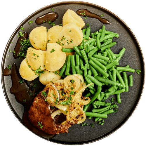 Hamburger met gebakken ui, sperziebonen en aardappelen