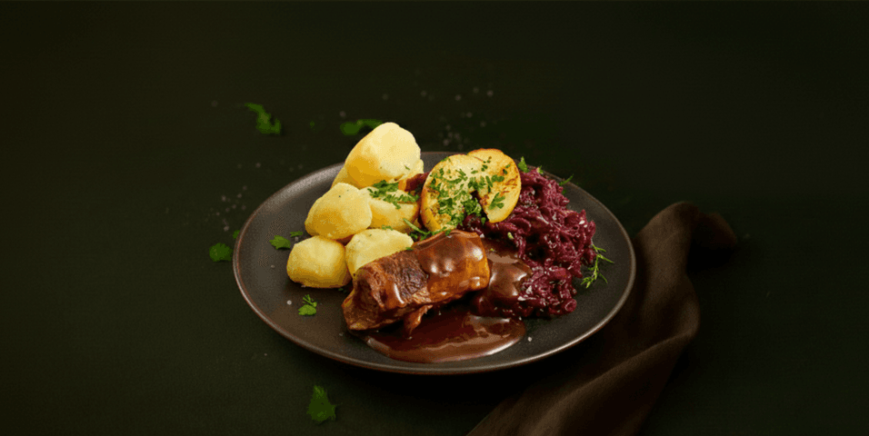 Slavink in jus met rodekool, appeltjes en aardappelen