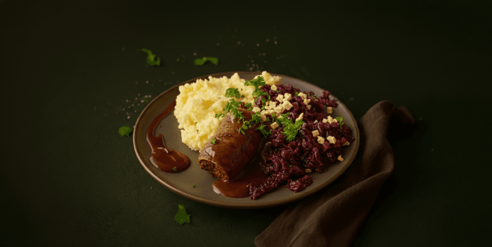 Rundervink met rodekool, appeltjes en aardappelpuree