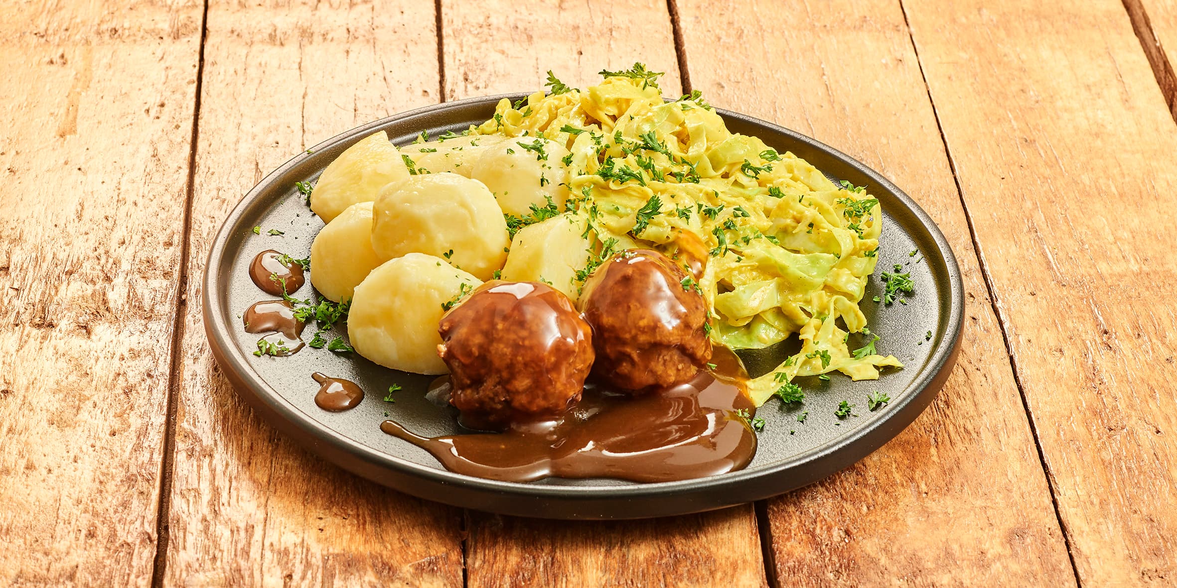 Gehaktbal met aardappelen en spitskool met kerrie