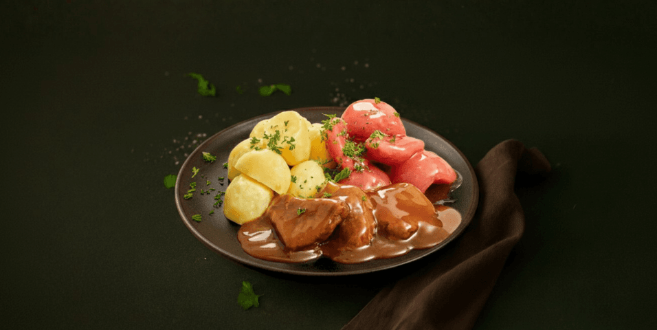 Runderlapjes in jus met stoofpeertjes en aardappelen