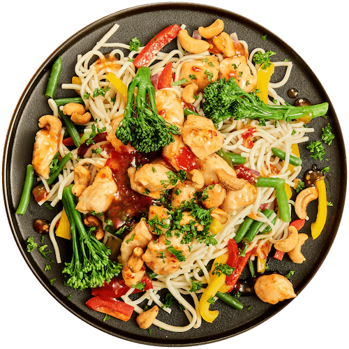 Thaise noedels met kip, groenten en cashewnoten