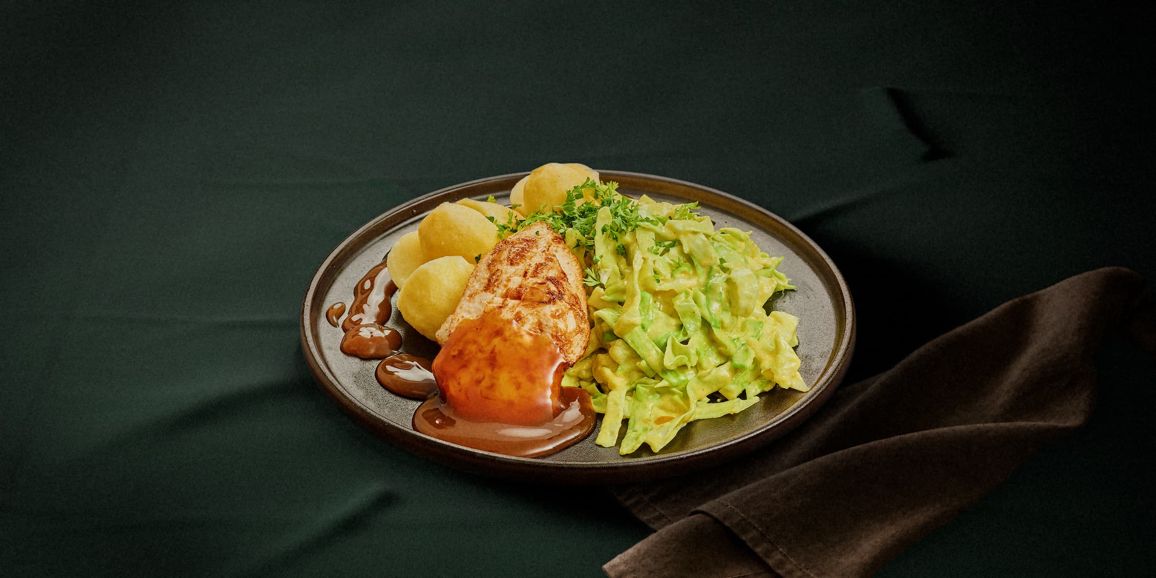 Kipfilet met spitskool in kerrie en aardappelen