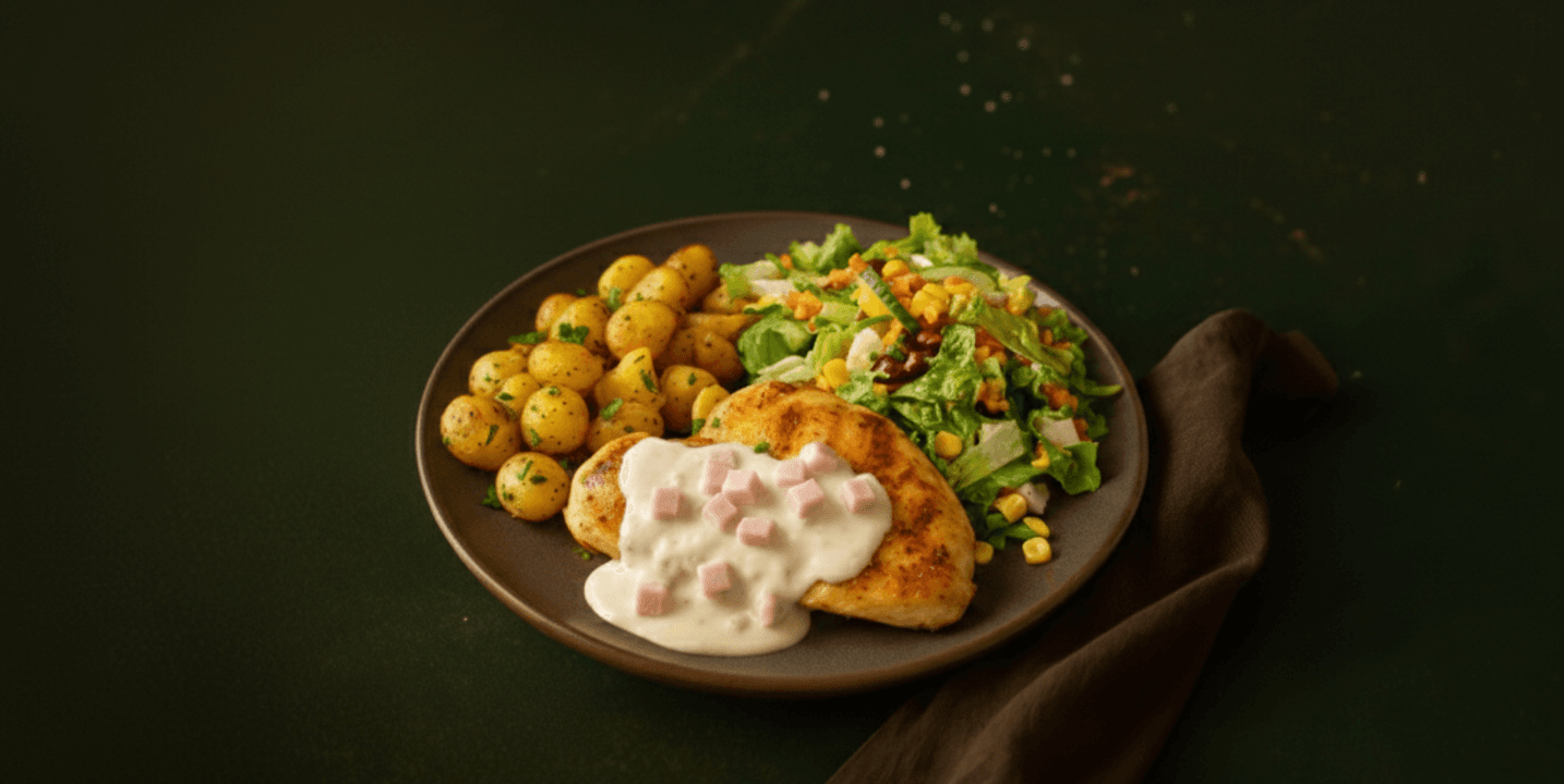 Kipfilet met ham-kaassaus, krieltjes en salade