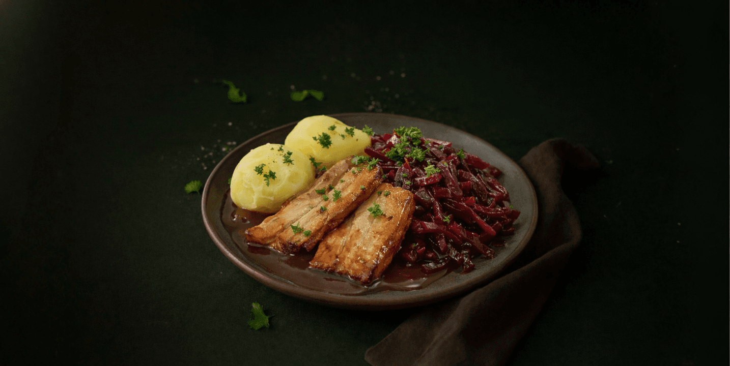 Speklapjes in jus met bosbietjes en aardappelen
