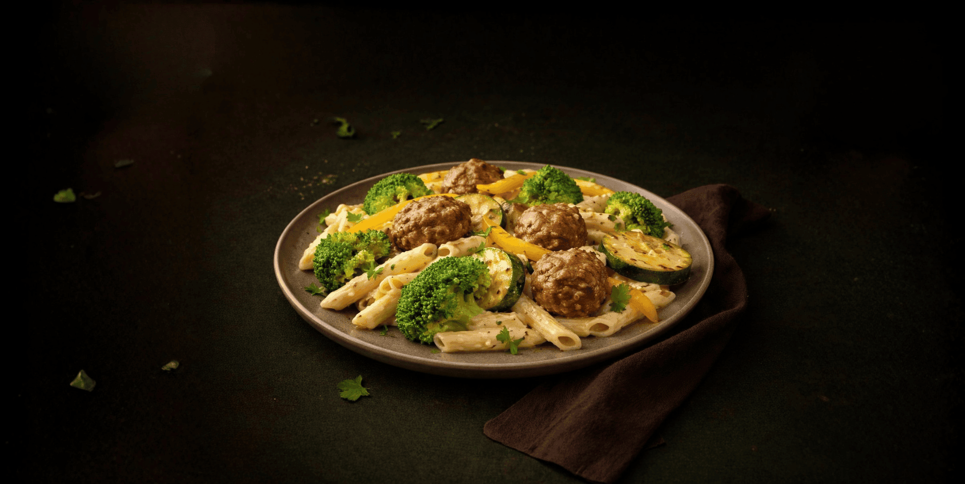 Penne met kalfsballetjes, broccoli en tonijnmayonaise