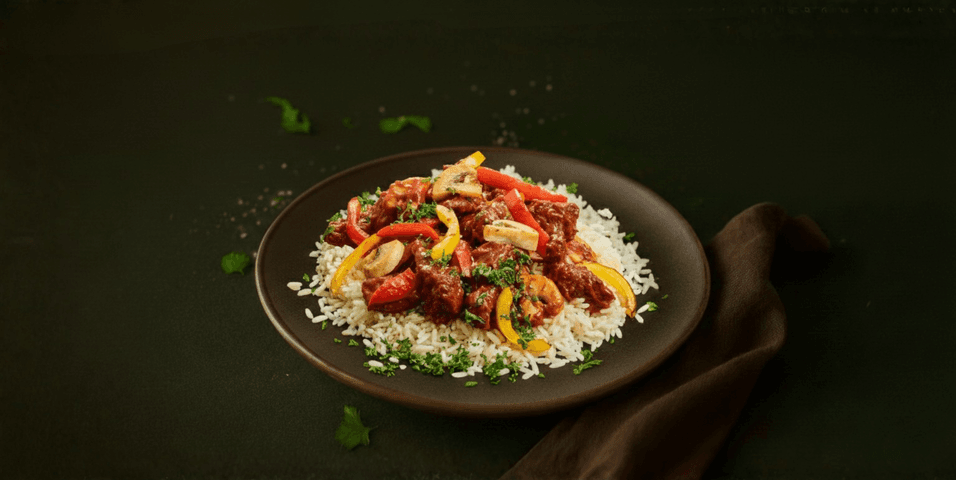 Hongaarse goulash met groenten en rijst