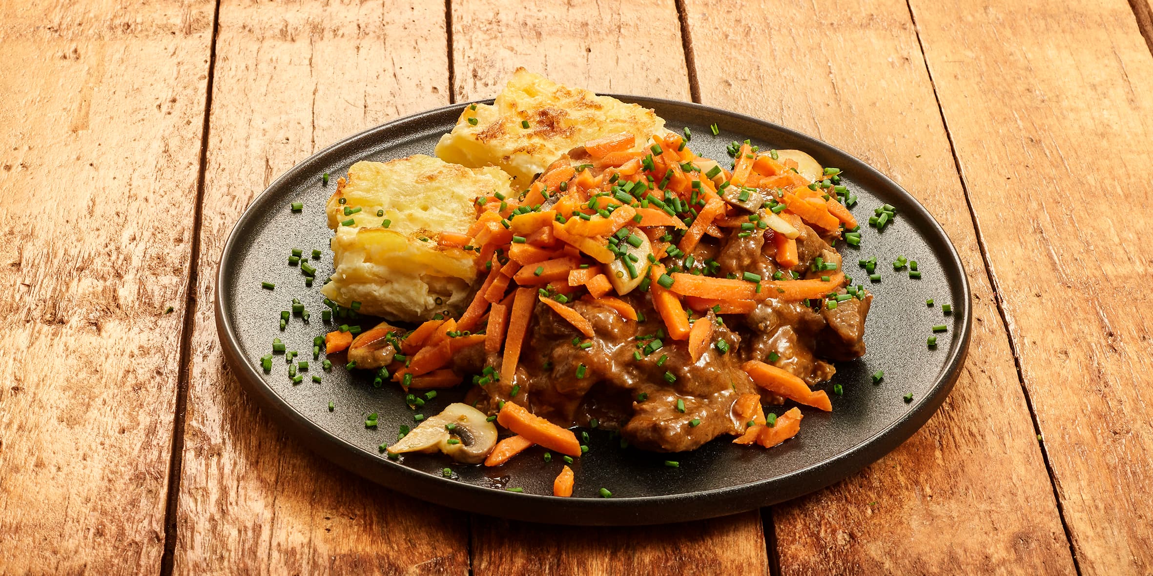 Stoofpot van wild met aardappelgratin en wortel
