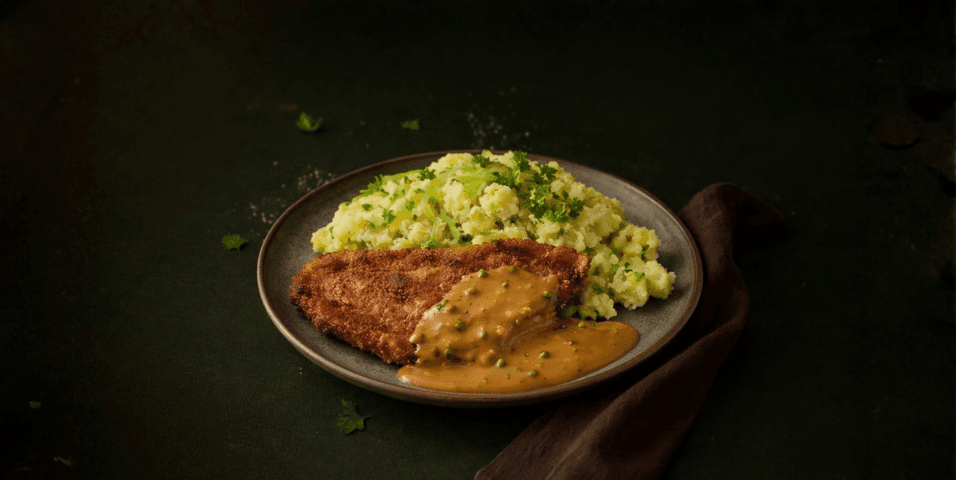 Stamppot van prei met kipschnitzel en pepersaus
