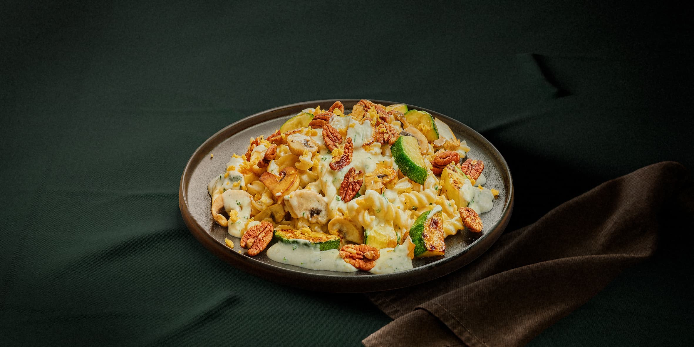 Fusilli met gorgonzolasaus, groenten en noten
