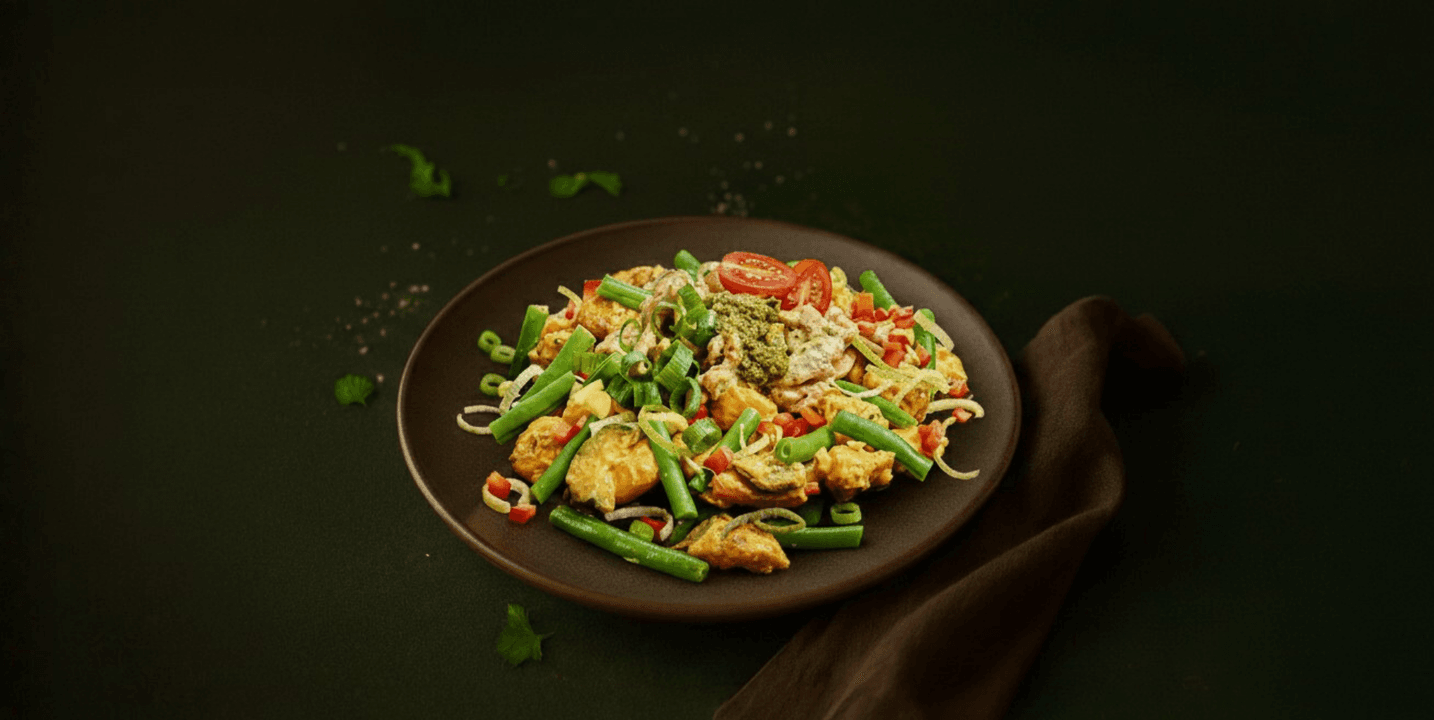 Italiaanse roerbak met kip en groenten in pesto