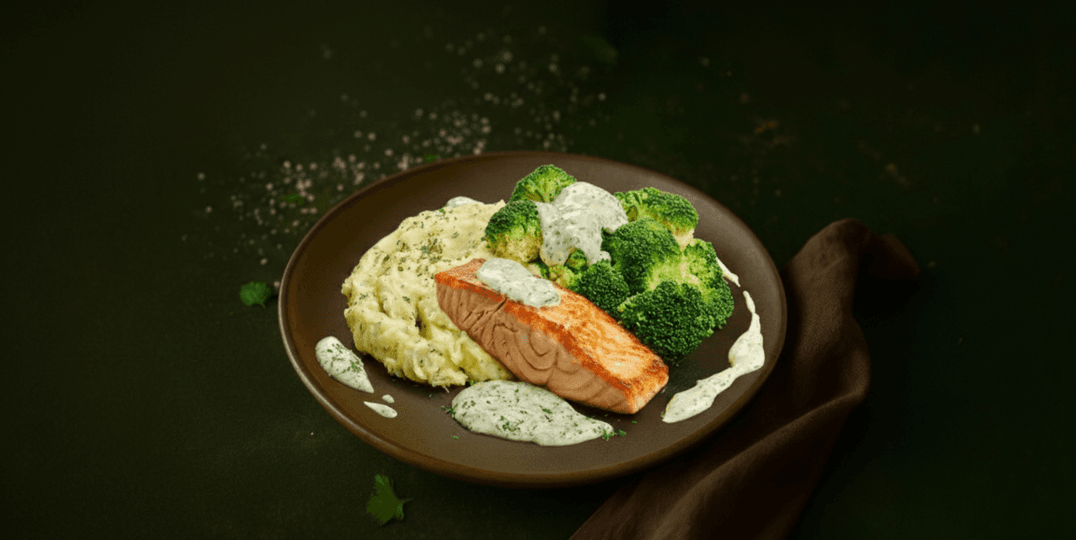 Zalmfilet in dillesaus met broccoli en aardappelpuree