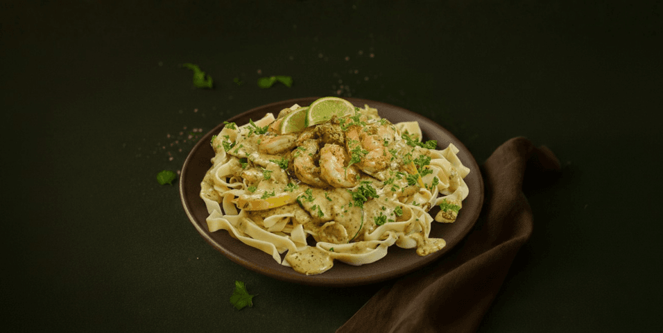 Tagliatelle met gamba’s en groenten in pesto