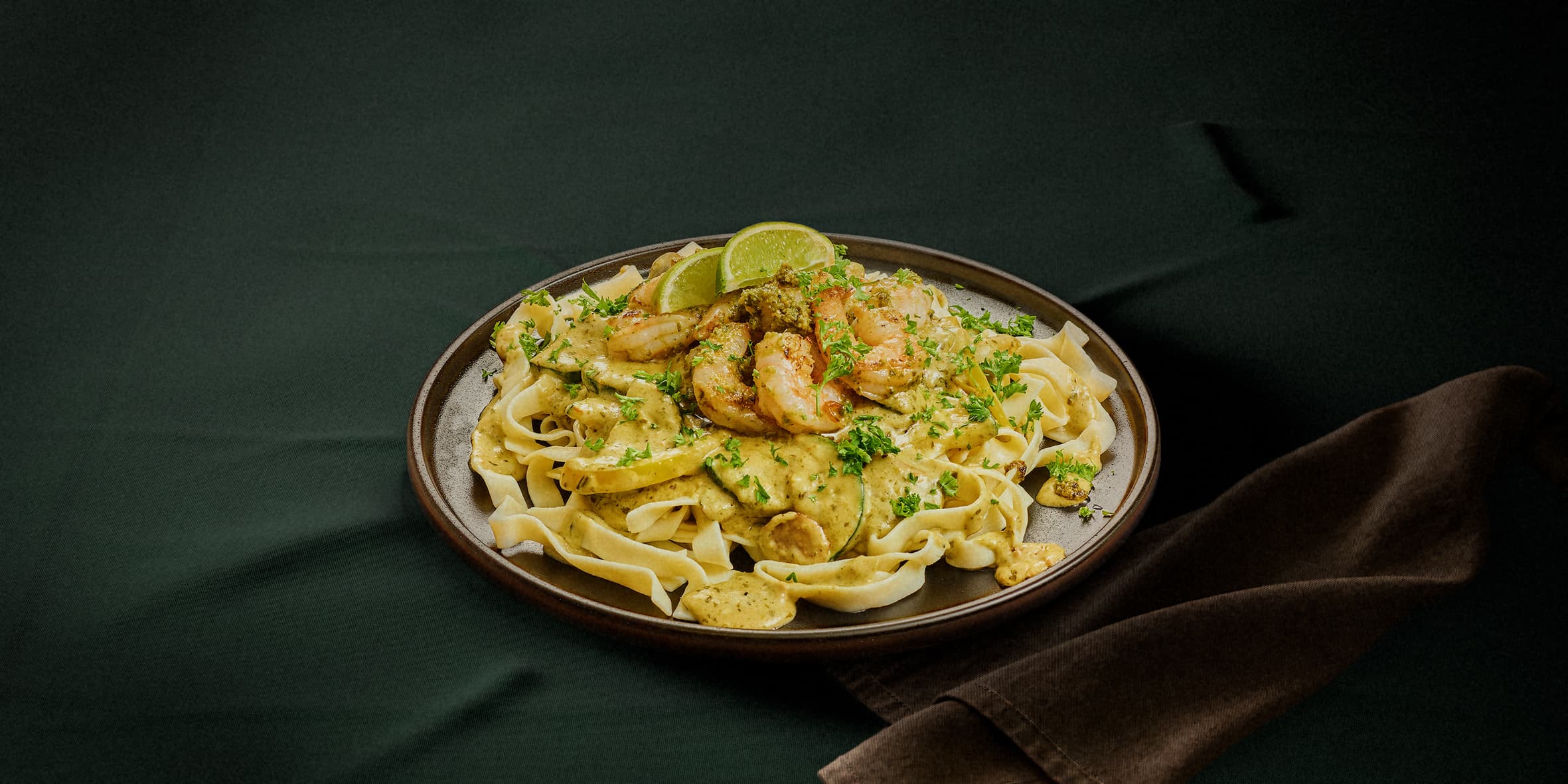 Tagliatelle met gamba’s en groenten in pesto