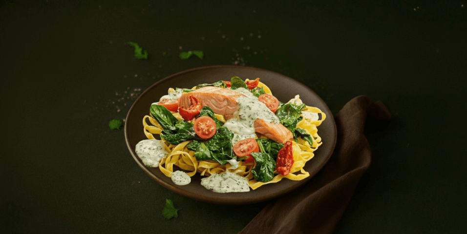 Tagliatelle met zalm en spinazie in roomsaus