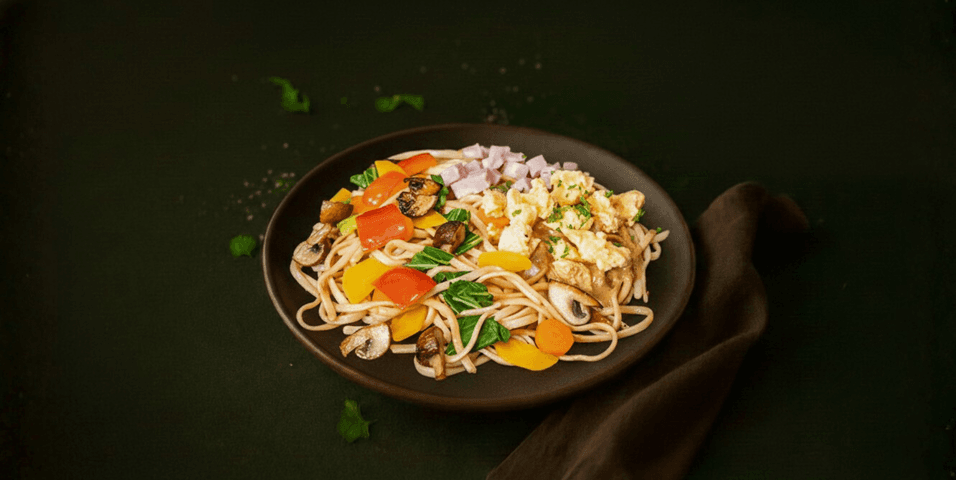 Oosterse bami met ham, roerei en pindasaus
