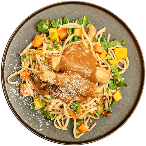 Bami met kipspiesjes in pindasaus en groenten