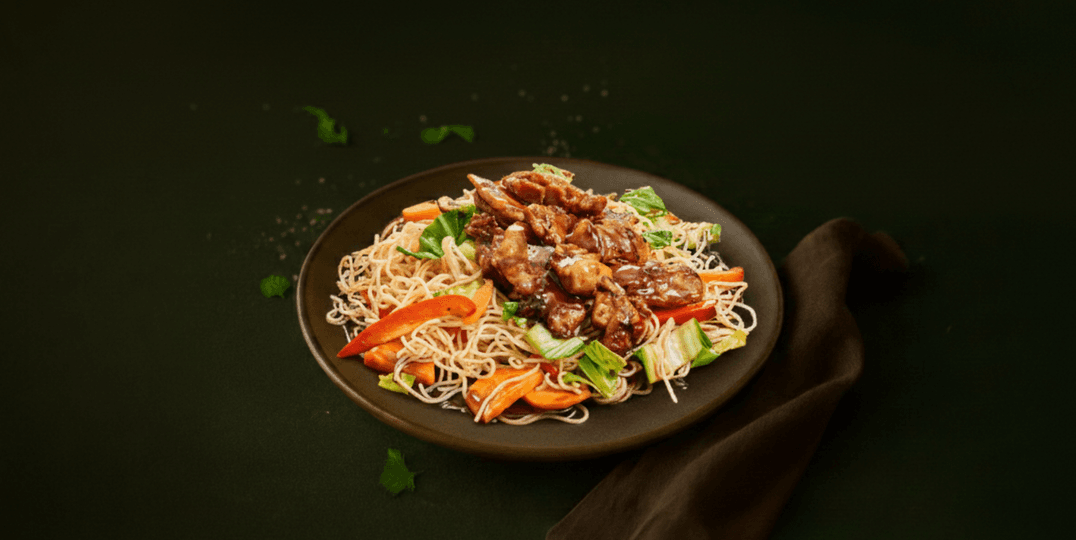 Mihoen met kip in ketjapsaus en rode paprika