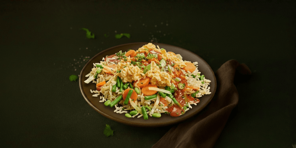 Nasi goreng met roerei en zoete babi pangangsaus