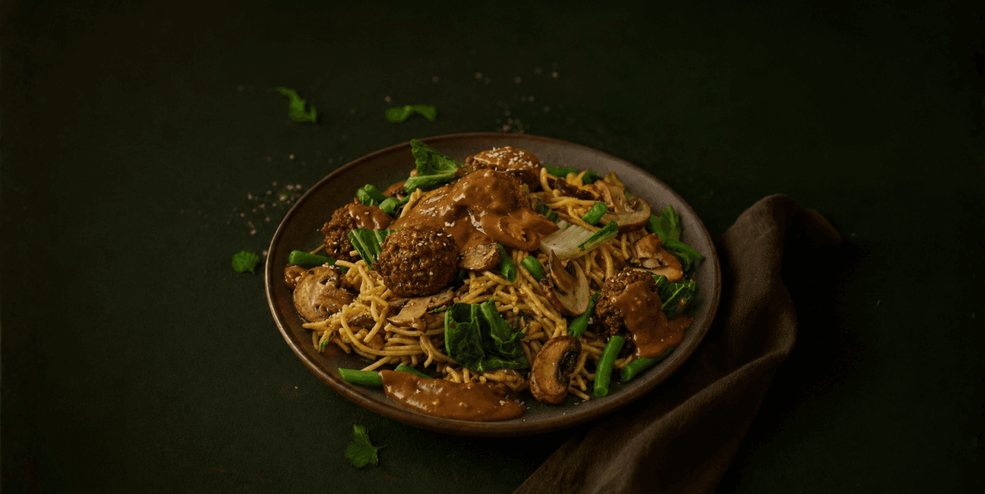 Surinaamse bami met pittige gehaktballetjes in pindasaus