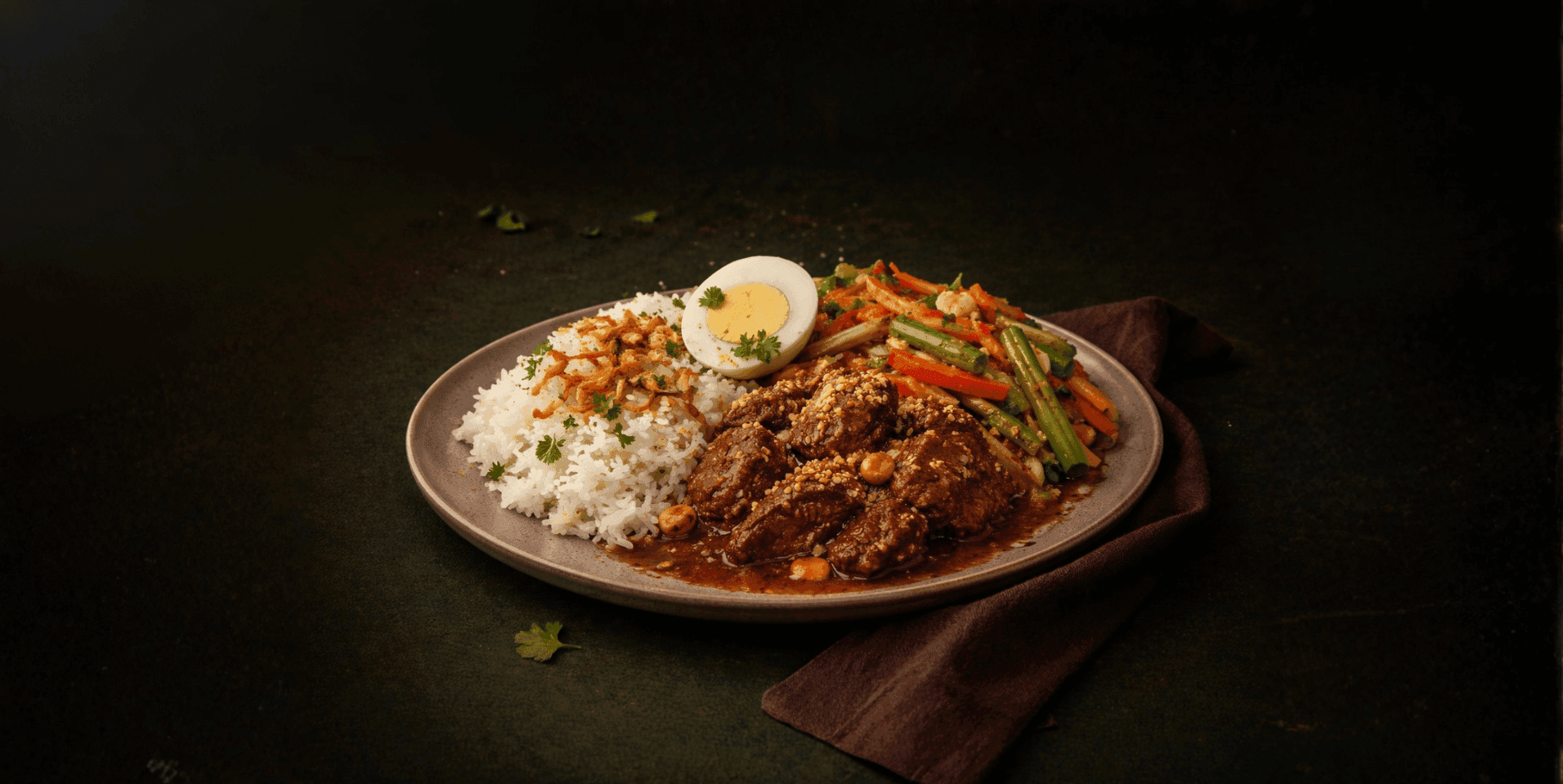 Indonesische rendang met gado gado en rijst