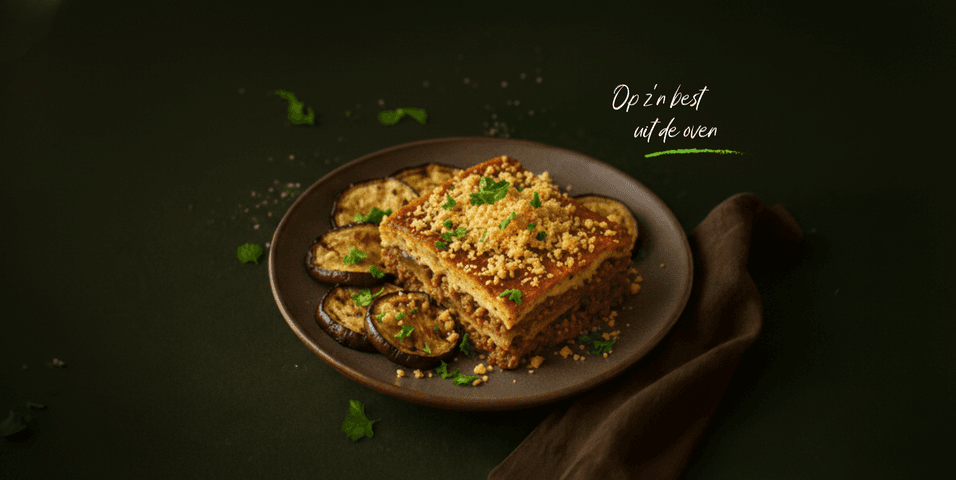 Griekse moussaka met aubergine en olijven