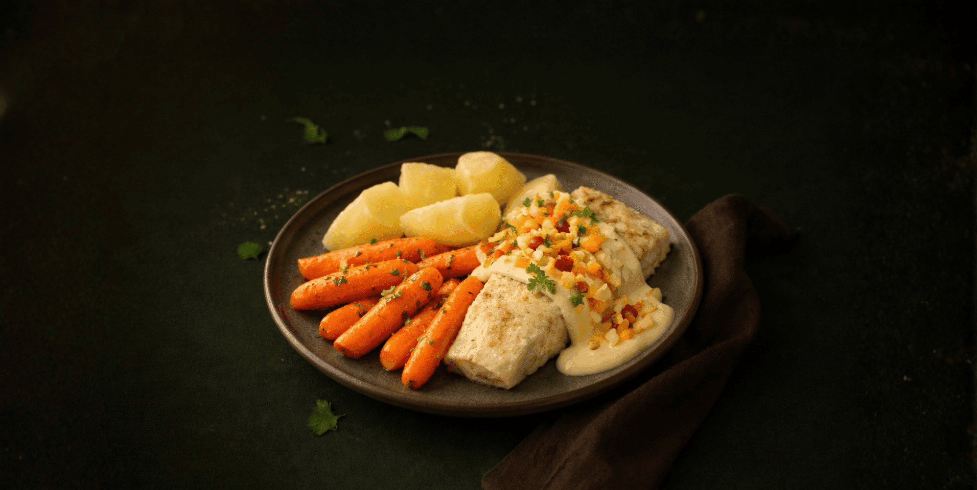Heekfilet in hollandsaisesaus met wortels en aardappelen
