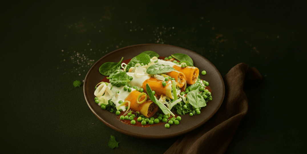 Cannelloni met spinazie en ricotta in hollandaise-arrabiatasaus