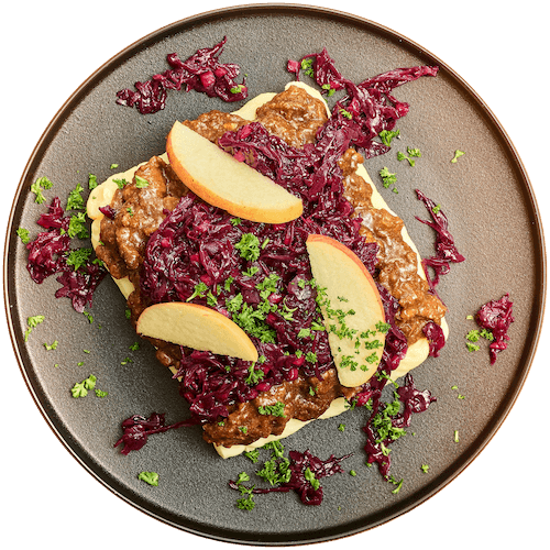 Rodekoolschotel met draadjesvlees en aardappelpuree