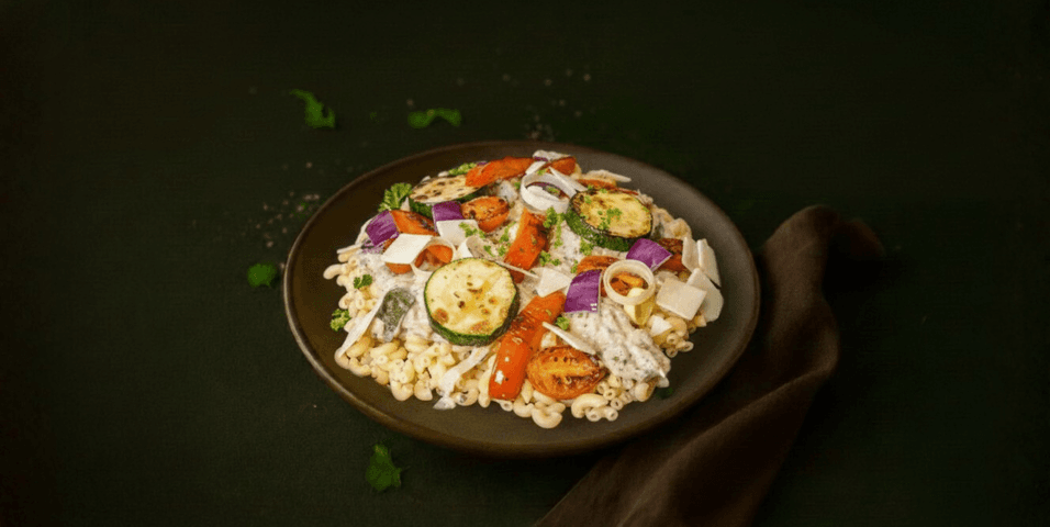Macaroni met tonijn en groenten in roomsaus