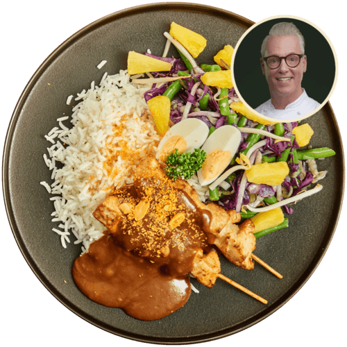 Gado gado met ananas en kipspiesjes in pindasaus