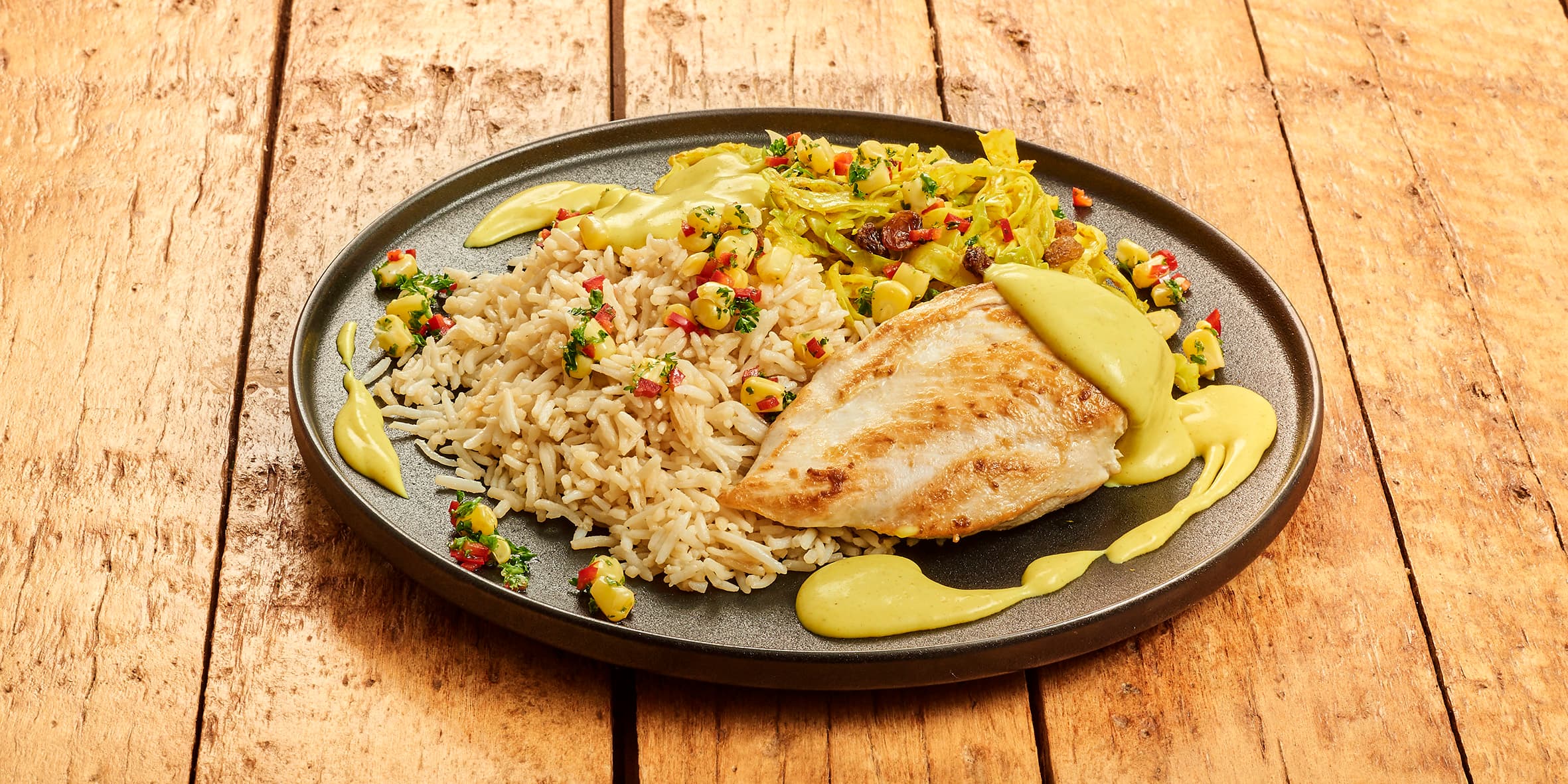Kipfilet in currysaus met witte kool en rijst