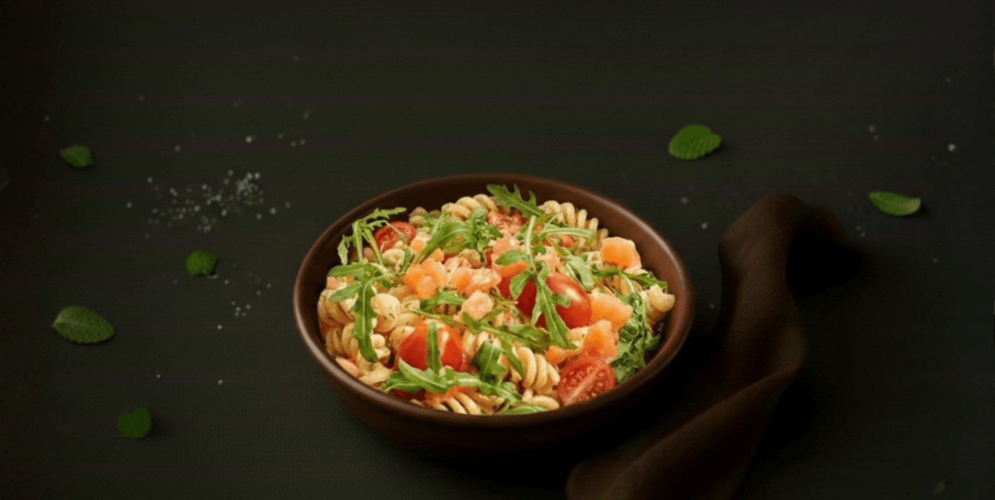 Salad pot met pasta en gerookte zalm