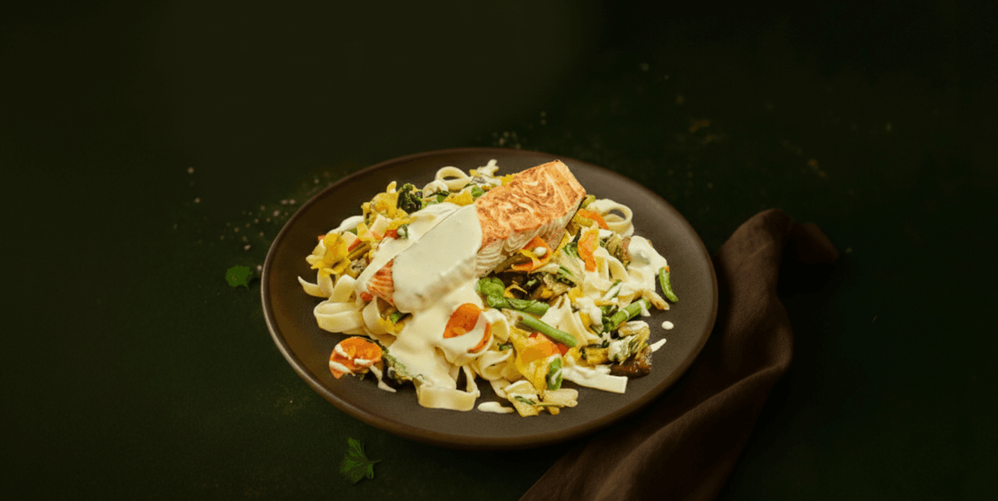 Tagliatelle met zalm, botersaus en lentegroenten