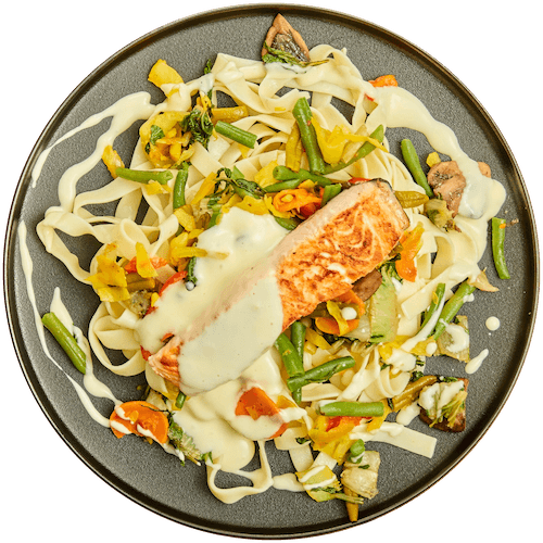 Tagliatelle met zalm, botersaus en lentegroenten