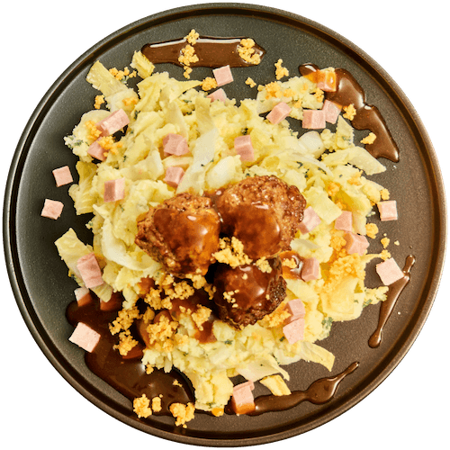 Stamppot witlof met ham, kaas en een gehaktbal