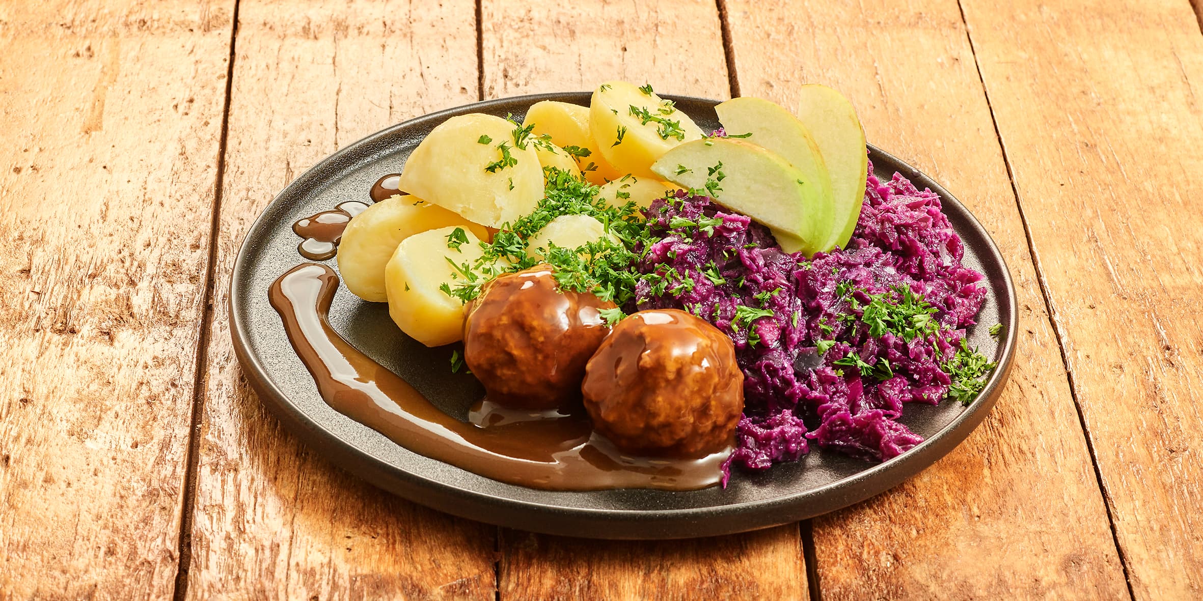 Gehaktbal met rodekool, aardappelen en appelcompote