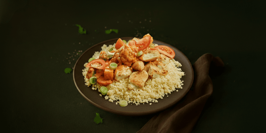 Afrikaanse couscous, kip en groenten in kokossaus
