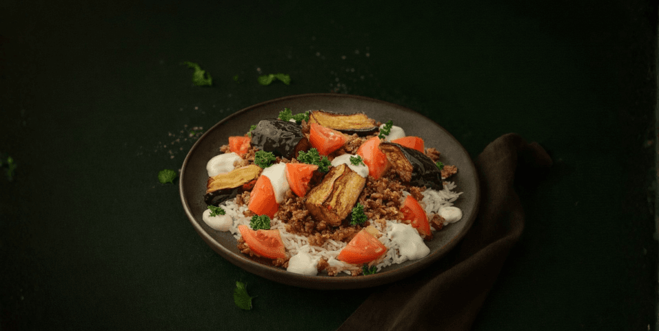 Koerdische schotel met aubergine, tomaat en yoghurt-knoflooksaus