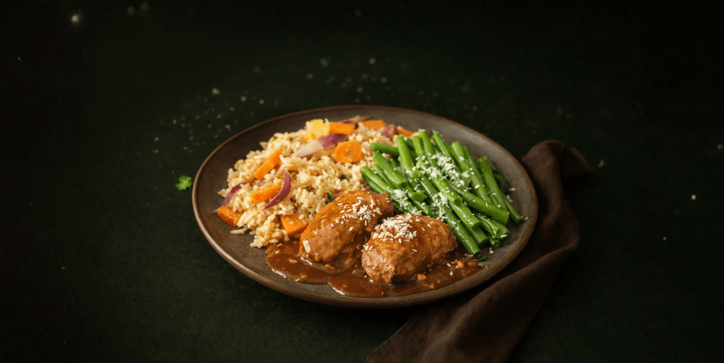 Nasi met varkenshaas in pindasaus en sperziebonen
